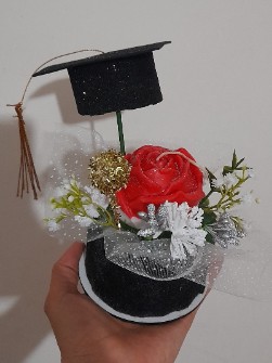 گل شمع طرح کلاه فارغ التحصیلی